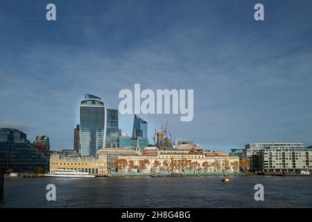 Die Walkie Talkie und andere Skyscaper-Gebäude hinter Custom House am Ufer der Themse, Stadt London, England. Stockfoto