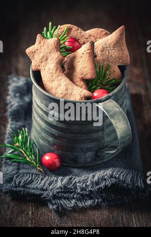 Weihnachts-Lebkuchenkekse mit aromatischen Gewürzen und Fichte auf Holztisch Stockfoto