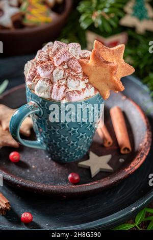 Hausgemachte und heiße Schokolade mit Kakao und Salmmilana auf Holztisch Stockfoto