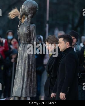 KIEW, UKRAINE - 27. November 2021: Präsident Vladimir Zelensky ehrt zusammen mit seinem Ehepartner die Opfer des Holodomors in Ukaraine, Kiew Stockfoto