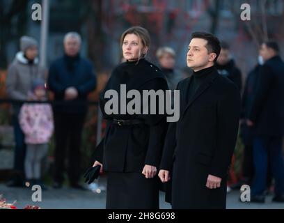 KIEW, UKRAINE - 27. November 2021: Präsident Vladimir Zelensky ehrt zusammen mit seinem Ehepartner die Opfer des Holodomors in Ukaraine, Kiew Stockfoto