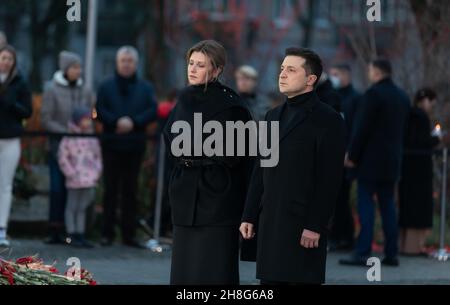 KIEW, UKRAINE - 27. November 2021: Präsident Vladimir Zelensky ehrt zusammen mit seinem Ehepartner die Opfer des Holodomors in Ukaraine, Kiew Stockfoto