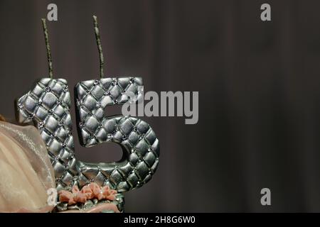 Die Skulptur der Zahl fünfzehn in der silbernen Farbe - die Partei fünfzehn Jahre Stockfoto