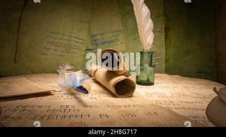 Auf einem Stapel gestapelte Schriftrollen. Mittelalterliche Handschriftenbibliothek. Blick von innen. Stockfoto