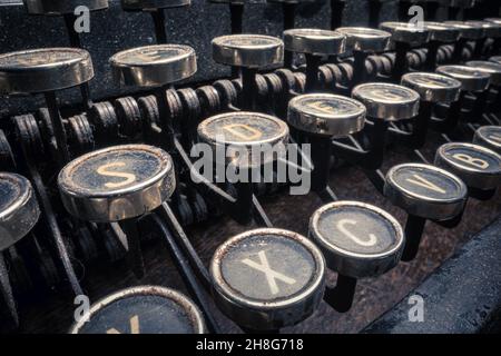 Nahaufnahme einer antiken Schreibmaschine. Tastatur der Schreibmaschine. Büroausstattung. Retro-Idee. Stockfoto