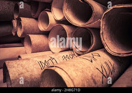 Alte und mittelalterliche Handschriftenbibliothek. Auf einem Stapel gestapelte Schriftrollen. Stockfoto