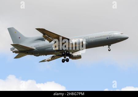 Royal Air Force Lockheed L-1011 Tristar 500 Tanker Transport Jet Flugzeug ZD951 fliegen mit Unterwagen nach unten. Umgebautes British Airways-Verkehrsflugzeug G-BFCD Stockfoto