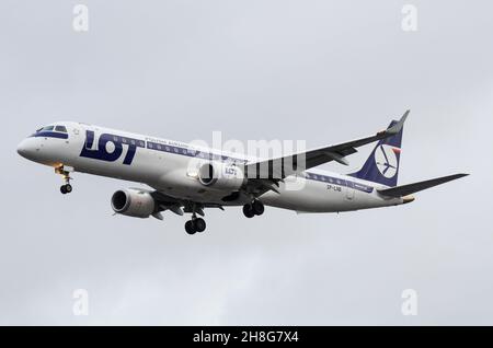 LOT Polish Airlines Embraer ERJ-195LR (ERJ-190-200 LR) Flugzeug SP-LNB im Finale der Landung auf dem Flughafen London Heathrow, Großbritannien. Alte Farbgebung Stockfoto