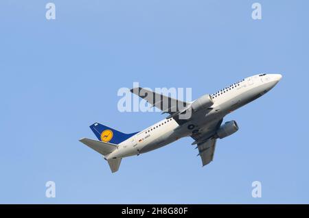 Das Lufthansa Boeing 737 Airliner-Düsenflugzeug D-ABEE startet am britischen Flughafen London Heathrow in den blauen Himmel. Alte Version 737-300 Flugzeug. Kurzstreckenflug Stockfoto