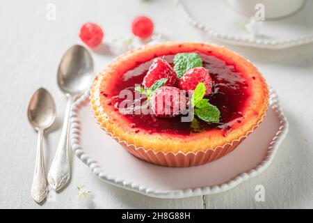 Hausgemachter erdbeer-Käsekuchen aus frischen Beeren. Erdbeerkäsekuchen. Süßer und fruchtiger Erdbeer-Käsekuchen. Stockfoto