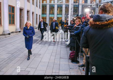 Schwedens erste weibliche Premierministerin Magdalena Andersson kehrt nach dem Rücktritt zurück. Schwedens erste Premierministerin wurde erneut in den Spitzenjob berufen, nachdem sie aufgrund politischer Unruhen innerhalb von Stunden nach ihrem Amtsantritt in der vergangenen Woche zum Rücktritt gezwungen wurde. 30. November 2021. Foto von Magnus Liljegren/Regeringskansliet/Stella Pictures/ABACAPRESS.COM Quelle: Abaca Press/Alamy Live News Stockfoto