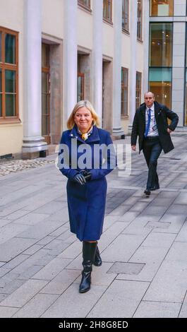 Schwedens erste weibliche Premierministerin Magdalena Andersson kehrt nach dem Rücktritt zurück. Schwedens erste Premierministerin wurde erneut in den Spitzenjob berufen, nachdem sie aufgrund politischer Unruhen innerhalb von Stunden nach ihrem Amtsantritt in der vergangenen Woche zum Rücktritt gezwungen wurde. 30. November 2021. Foto von Magnus Liljegren/Regeringskansliet/Stella Pictures/ABACAPRESS.COM Quelle: Abaca Press/Alamy Live News Stockfoto