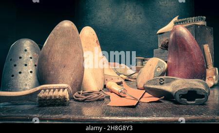 Kleiner Schuster-Arbeitsplatz mit Werkzeug, Riemen, Leder und Regeln. Kleiner Schuster-Arbeitsplatz Stockfoto