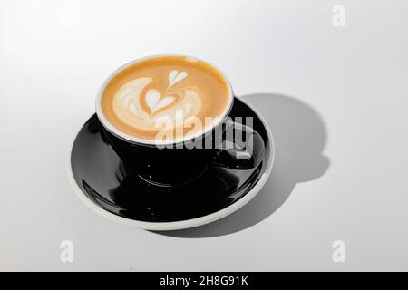 Italienischer Espresso-Kaffeegetränk mit erwärmter Milch Stockfoto