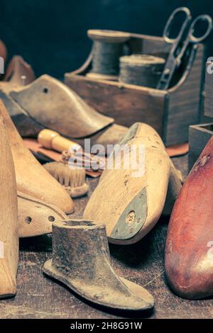 Antiker Schuhmacher-Workshop mit Werkzeugen, Amboss, Schuhen und Regel. Werkstatt für antike Schuhmacher Stockfoto