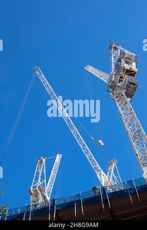 Vertikale Ansicht von Kranen auf dem Dach und blauem Himmel auf der neuen Google Headquarters HQ Lanscraper Baustelle Kings Cross London UK 2021 KATHY DEWITT Stockfoto