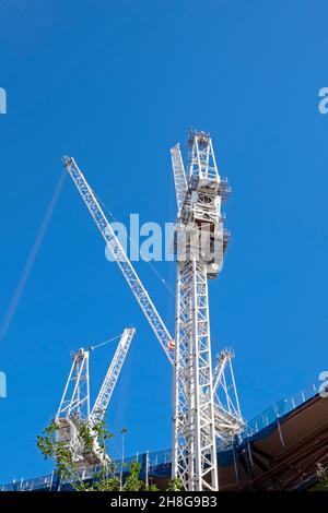 Vertikale Ansicht von Kranen auf dem Dach und blauem Himmel auf der neuen Google Headquarters HQ Lanscraper Baustelle Kings Cross London UK 2021 KATHY DEWITT Stockfoto