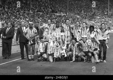 File Photo vom 16-05-1987 von Coventry City Manager John Sillett (zweiter links) und die Spieler feiern mit dem FA Cup, nachdem sie 3-2 nach zusätzlicher Zeit gewonnen haben. John Sillett, der aufgrund seiner großen Nase in der ganzen Welt des Fußballs gerne als „Snoz“ bekannt ist, wird für immer daran erinnert, dass er Coventry 1987 zum FA Cup-Ruhm führte. Ausgabedatum: Dienstag, 30. November 2021. Stockfoto
