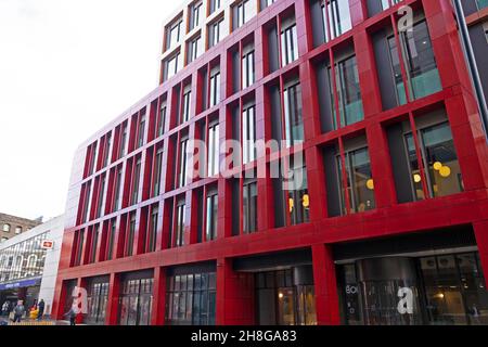 Rote Außenfassade des Gebäudes außerhalb der Bloom-Straße 48-50 Cowcross Street in der Nähe der Farringdon Station Islington Clerkenwell London EC1 Großbritannien KATHY DEWITT Stockfoto