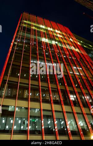 Außen farbenfrohe Beleuchtung Moor Place Bürogebäude Außenbeleuchtung nachts beleuchtet Fore Street in Moorgate City of London UK KATHY DEWITT Stockfoto