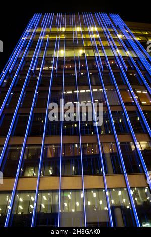 Außen farbenfrohe Beleuchtung Moor Place Bürogebäude Außenbeleuchtung nachts beleuchtet Fore Street in Moorgate City of London UK KATHY DEWITT Stockfoto