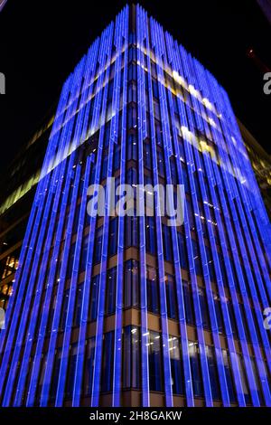 Außen farbenfrohe Beleuchtung Moor Place Bürogebäude Außenbeleuchtung nachts beleuchtet Fore Street in Moorgate City of London UK KATHY DEWITT Stockfoto