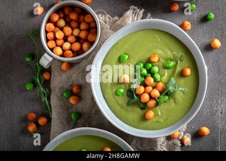 Hausgemachte Erbsensuppe aus frischem Gemüse. Grüne vegane Suppe aus Gemüse. Stockfoto