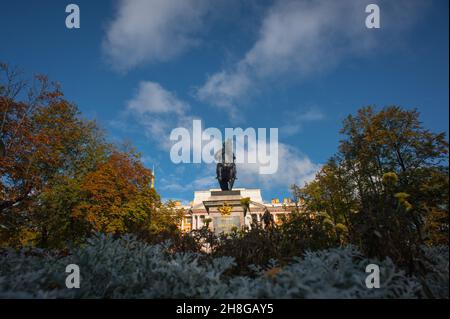 Denkmal für Peter den Großen vor der Michaelisburg in St. Petersburg Stockfoto