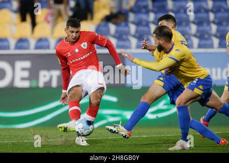 Estoril, Portugal. 29th. November 2021. Crysan Barcelos vor Santa Clara schießt beim portugiesischen Fußballspiel Primeira Liga zwischen Estoril Praia und Santa Clara im Stadion António Coimbra da Mota in Estoril, Portugal, um das Tor. Valter Gouveia/SPP Credit: SPP Sport Press Photo. /Alamy Live News Stockfoto