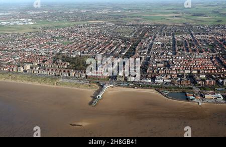 Luftaufnahme der Strandpromenade und des North Pier (Northern Victorian Pier) in Blackpool, Lancashire Stockfoto