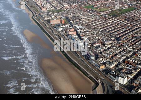 Luftaufnahme der Strandpromenade in Blackpool vom North Pier nach Norden Stockfoto