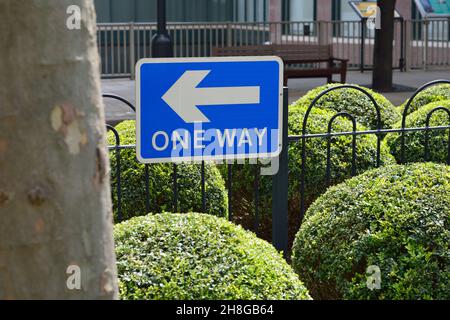 One Way-Schild, West India Avenue, Canary Wharf, East London, Großbritannien Stockfoto