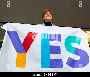 Nicola Sturgeon hält eine Ja-Flagge bei einer pro-schottischen Unabhängigkeitskundgebung in Glasgow, Schottland, Großbritannien, 2 2019. November Stockfoto