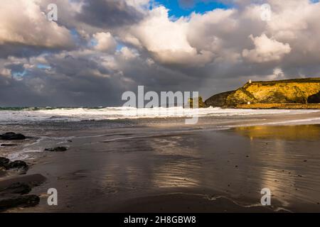 Beim Bau von Storm Arwen am Portreath Beach in der Nähe von Redruth, Cornwall, Großbritannien, surfen Sie gewaltig gegen den Hafen Stockfoto