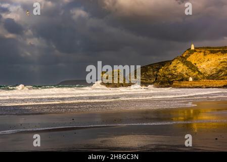 Surfen Sie gegen die Hafenmauer und Felsen, während Storm Arwen am Portreath Beach in der Nähe von Redruth, Cornwall, Großbritannien, errichtet Stockfoto