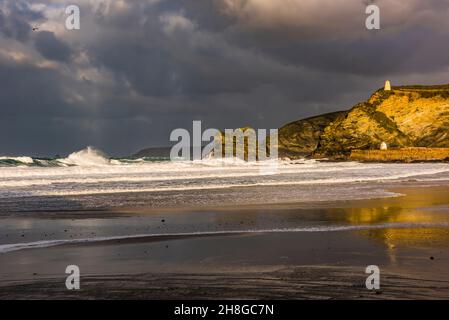 Surfen Sie gegen den Hafen, während Storm Arwen am Portreath Beach in der Nähe von Redruth, Cornwall, Großbritannien, baut Stockfoto