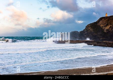 Riesige Brandung stürzt gegen den Hafen, während Storm Arwen am Portreath Beach in der Nähe von Redruth, Cornwall, Großbritannien, den Gipfel erreicht Stockfoto