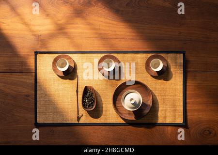 Einige Teesets werden auf den Teetisch gestellt. Stockfoto