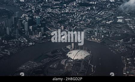 Der Blick auf die O2 Arena (Millennium Dome) auf der Greenwich Peninsula im Südosten Londons von einem Fensterplatz in einem Flugzeug, das in Heathrow landet. Stockfoto