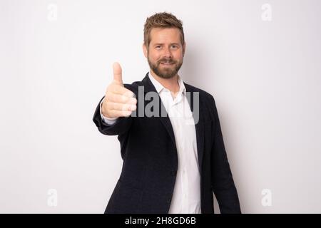 Junger glücklicher kaukasischer Geschäftsmann lächelt, während er Handschlag gibt Stockfoto