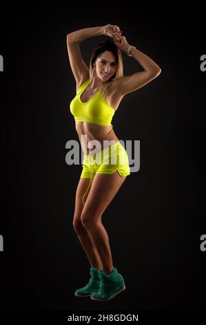 Zumba Dance Fitness-Trainer macht Sport Aerobic-Übungen. Motivierender Coach. Indoor-Training Stockfoto