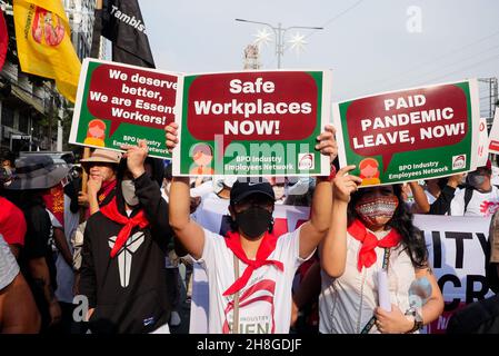 30. November 2021, Manila City, National Capital Region, Philippinen: Mehrere Arbeiter versammelten sich in Gruppen bei Welcome Rotonda am EspaÃÂ±A blvd. Die ArbeiterInnen werden aus Protest zu Ehren von Andres Bonifacio, einem Nationalhelden und Vater der philippinischen Revolution, marschieren. An diesem Tag von Andres Bonifacio werden sie in Richtung Mendiola marschieren, aber von der Polizei blockiert. Der protestmarsch wird abgehalten, um die wichtigsten Fragen für einen sicheren Arbeitsplatz aufzuzeigen, die Rote-Tagging-Kennzeichnung armer Sektorgruppen, ihre Rechte als Arbeitnehmer und die Freiheit von der korrupten Regierung der Duterte zu stoppen. (Bild: © George Buid/ZUMA Pr Stockfoto