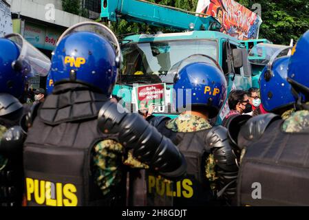 30. November 2021, Manila City, National Capital Region, Philippinen: Mehrere Arbeiter versammelten sich in Gruppen bei Welcome Rotonda am EspaÃÂ±A blvd. Die ArbeiterInnen werden aus Protest zu Ehren von Andres Bonifacio, einem Nationalhelden und Vater der philippinischen Revolution, marschieren. An diesem Tag von Andres Bonifacio werden sie in Richtung Mendiola marschieren, aber von der Polizei blockiert. Der protestmarsch wird abgehalten, um die wichtigsten Fragen für einen sicheren Arbeitsplatz aufzuzeigen, die Rote-Tagging-Kennzeichnung armer Sektorgruppen, ihre Rechte als Arbeitnehmer und die Freiheit von der korrupten Regierung der Duterte zu stoppen. (Bild: © George Buid/ZUMA Pr Stockfoto