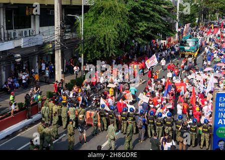 30. November 2021, Manila City, National Capital Region, Philippinen: Mehrere Arbeiter versammelten sich in Gruppen bei Welcome Rotonda am EspaÃÂ±A blvd. Die ArbeiterInnen werden aus Protest zu Ehren von Andres Bonifacio, einem Nationalhelden und Vater der philippinischen Revolution, marschieren. An diesem Tag von Andres Bonifacio werden sie in Richtung Mendiola marschieren, aber von der Polizei blockiert. Der protestmarsch wird abgehalten, um die wichtigsten Fragen für einen sicheren Arbeitsplatz aufzuzeigen, die Rote-Tagging-Kennzeichnung armer Sektorgruppen, ihre Rechte als Arbeitnehmer und die Freiheit von der korrupten Regierung der Duterte zu stoppen. (Bild: © George Buid/ZUMA Pr Stockfoto