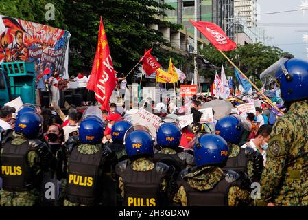 30. November 2021, Manila City, National Capital Region, Philippinen: Mehrere Arbeiter versammelten sich in Gruppen bei Welcome Rotonda am EspaÃÂ±A blvd. Die ArbeiterInnen werden aus Protest zu Ehren von Andres Bonifacio, einem Nationalhelden und Vater der philippinischen Revolution, marschieren. An diesem Tag von Andres Bonifacio werden sie in Richtung Mendiola marschieren, aber von der Polizei blockiert. Der protestmarsch wird abgehalten, um die wichtigsten Fragen für einen sicheren Arbeitsplatz aufzuzeigen, die Rote-Tagging-Kennzeichnung armer Sektorgruppen, ihre Rechte als Arbeitnehmer und die Freiheit von der korrupten Regierung der Duterte zu stoppen. (Bild: © George Buid/ZUMA Pr Stockfoto