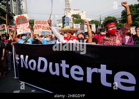 30. November 2021, Manila City, National Capital Region, Philippinen: Mehrere Arbeiter versammelten sich in Gruppen bei Welcome Rotonda am EspaÃÂ±A blvd. Die ArbeiterInnen werden aus Protest zu Ehren von Andres Bonifacio, einem Nationalhelden und Vater der philippinischen Revolution, marschieren. An diesem Tag von Andres Bonifacio werden sie in Richtung Mendiola marschieren, aber von der Polizei blockiert. Der protestmarsch wird abgehalten, um die wichtigsten Fragen für einen sicheren Arbeitsplatz aufzuzeigen, die Rote-Tagging-Kennzeichnung armer Sektorgruppen, ihre Rechte als Arbeitnehmer und die Freiheit von der korrupten Regierung der Duterte zu stoppen. (Bild: © George Buid/ZUMA Pr Stockfoto