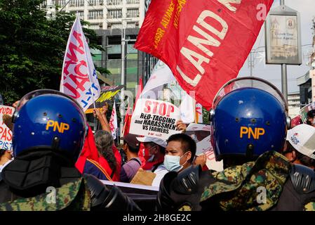 30. November 2021, Manila City, National Capital Region, Philippinen: Mehrere Arbeiter versammelten sich in Gruppen bei Welcome Rotonda am EspaÃÂ±A blvd. Die ArbeiterInnen werden aus Protest zu Ehren von Andres Bonifacio, einem Nationalhelden und Vater der philippinischen Revolution, marschieren. An diesem Tag von Andres Bonifacio werden sie in Richtung Mendiola marschieren, aber von der Polizei blockiert. Der protestmarsch wird abgehalten, um die wichtigsten Fragen für einen sicheren Arbeitsplatz aufzuzeigen, die Rote-Tagging-Kennzeichnung armer Sektorgruppen, ihre Rechte als Arbeitnehmer und die Freiheit von der korrupten Regierung der Duterte zu stoppen. (Bild: © George Buid/ZUMA Pr Stockfoto