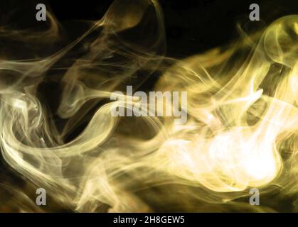 Fließender gelber Rauch Hintergrund. Abstraktes Nebeltextur-Backdop-Foto Stockfoto