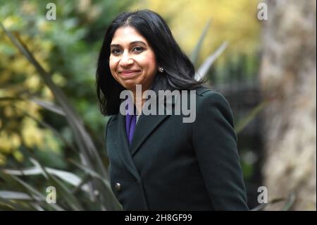 Westminster London, Großbritannien. 30th. November 2021. Suella Braverman, Generalanwältin für England und Wales, nimmt an einer Kabinettssitzung in der Downing Street Nr. 10 Teil. Quelle: MARTIN DALTON/Alamy Live News Stockfoto