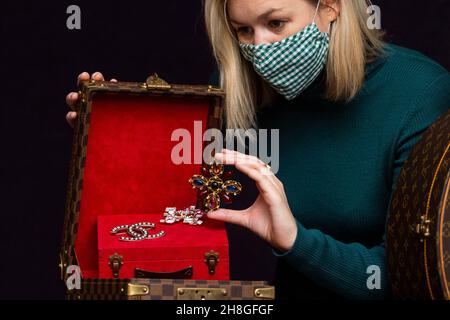 London, Großbritannien. 30. November 2021. MEG Randell, Abteilungsleiter, präsentiert „A Multi-Coloured Gripoix Glass Pin Brooch“, Herbst 1995, von Chanel, (Est. £-300 250) bei einer Vorschau auf den Luxus-Geschenkverkauf von Bonhams in Bonhams, Knightsbridge. Mehr als 300 Stücke von weltbekannten Designer- und Modehäusern werden in einer zeitlich festgelegten Online-Auktion vom 1. Bis 10. Dezember vorgestellt. Kredit: Stephen Chung / Alamy Live Nachrichten Stockfoto